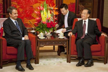 Zapatero y el presidente chino, Wen Jiabao, ayer, durante su entrevista en Pekín.