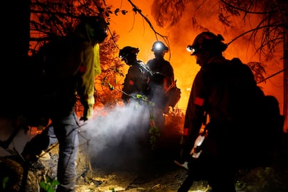 Bomberos trabajan para controlar un incendio a lo largo de la carretera 32, cerca de Jonesville, California, el 28 de julio.