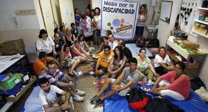 Profesores, padres y alumnos discapacitados, encerrados en el centro ocupacional de La Torre, en Valencia. 