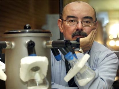 Víctor Reglero, en su laboratorio en la Universidad de Valencia.
