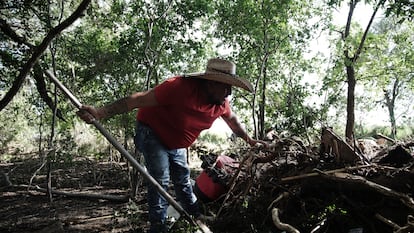 Un hombre realiza labores de búsqueda en las orillas del río Guadalupe, este miércoles en el condado de Kerr, Texas.