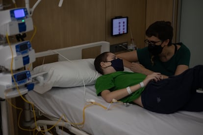 Pau Carbó y su madre, Alba Carbó, charlan mientras el pequeño recibe su tratamiento oncológico en el hospital de día del Sant Joan de Déu Pediatric Cancer Center.