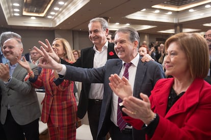 El expresidente del Gobierno José Luis Rodríguez Zapatero (en el centro), acompañado por Carmela Silva (segunda por la izquierda), asiste a un acto de campaña junto al secretario general del PSdeG de Vigo y alcalde de la ciudad, Abel Caballero (segundo por la derecha), en apoyo la candidata por Pontevedra Elena Espinosa (a la derecha) y al candidato a la Presidencia de la Xunta José Ramón Gómez Besteiro, el 16 de febrero.