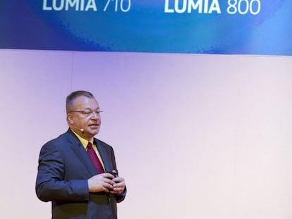 Stephen Elop, CEO de Nokia, presentando los Lumia basados en Windows Phone en el MWC de 2012