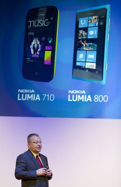 Stephen Elop, CEO de Nokia, presentando los Lumia basados en Windows Phone en el MWC de 2012