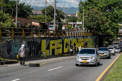 Proceso de creación del mural “Las cuchas tienen razón”, en Medellin, el 12 de enero de 2025.