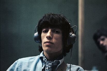 Bill Wyman durante un momento de la grabación en los Olympic Studios de Londres en 1967. La imagen se expone en 'Off the Hook'.