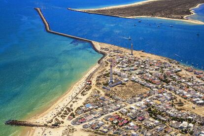 Islas de Farol y Deserta, en la Ría Formosa, vistas desde el aire. 