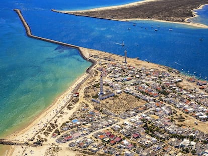 Islas de Farol y Deserta, en la Ría Formosa, vistas desde el aire. 