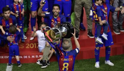 Iniesta aixeca la copa.