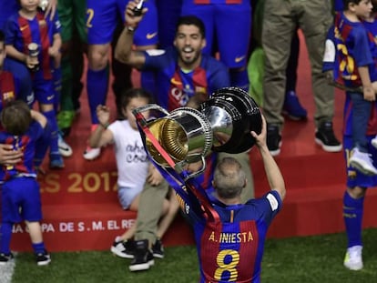 Iniesta aixeca la copa.