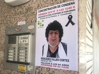 Cartel anunciando una concentración de condena por el asesinato de Mercedes Villén Cortés, colocado en el portal de su casa. 