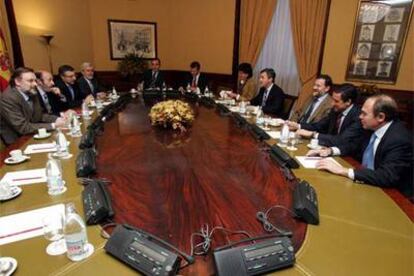Reunión del Pacto Antiterrorista, ayer en el Congreso, presidida por el ministro del Interior, José Antonio Alonso.