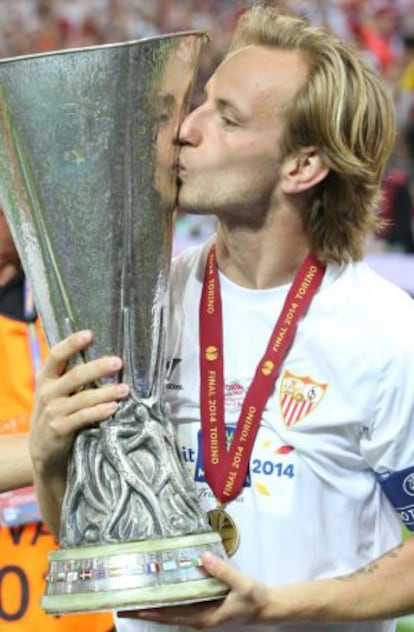 Rakitic besa el trofeo de la Liga Europa.