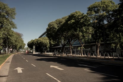 La calle vacía afuera del Aeroparque Jorge Newbery, este miércoles. La la Confederación General del Trabajo (CGT) convocó este 24 de enero a realizar un paro general desde las 12 pm hasta la medianoche, el primero que enfrenta el gobierno de Javier Milei.