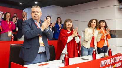 27/04/24 Madrid.  Miembros del Comité Federal del PSOE han respaldado en la reunión de este sábado, en pie y con aplausos, a Begoña Gómez, mujer de Pedro Sánchez, tras las palabras de ánimo de la vicepresidenta primera del Gobierno y número dos del partido, María Jesús Montero, que ha pedido cesar el "acoso" contra ella.