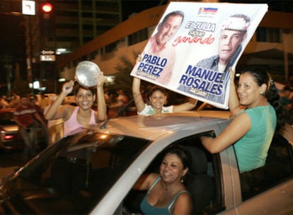 Simpatizantes de la oposición celebran los resultados electorales en Maracaibo, en el Estado del Zulia.
