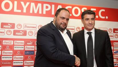 Michel con el propietraio del club Vangelis Marinakis.