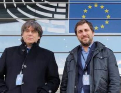 Carles Puigdemont and Toni Comín after collecting their credentials as MEPs.