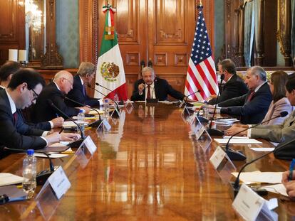 El presidente de México, Andrés Manuel López Obrador, durante la reunión con John Kerry, a su derecha, y parte de su gabinete, este martes 14 de junio.