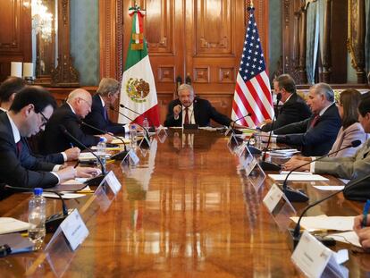 AMLO con John Kerry