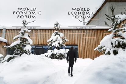 Un hombre en el exterior del Centro de Congresos de Davos (Suiza).