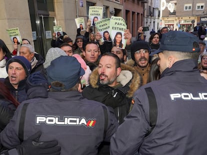 Familiares y amigos de Esther López protestan a las puertas de los juzgados de Valladolid, el pasado 15 de diciembre.