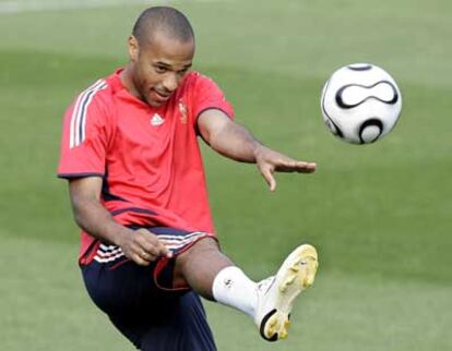 El jugador de la selección francesa Thierry Henry durante el entrenamiento previo a la final.