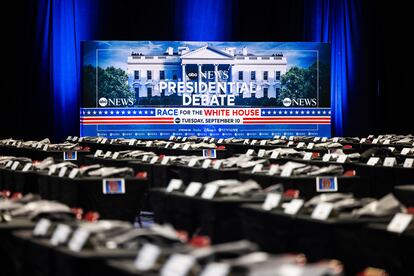 Un cartel anuncia el debate presidencial entre Donald Trump y Kamala Harris, en Filadelfia, el 9 de septiembre.