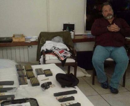 Marcelo Balcedo detenido en su casa de Punta del Este. En primer plano, las armas requisadas por Interpol.