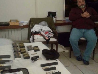 Marcelo Balcedo detenido en su casa de Punta del Este. En primer plano, las armas requisadas por Interpol.