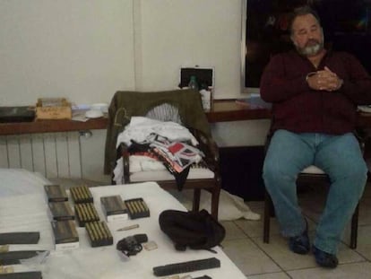 Marcelo Balcedo detenido en su casa de Punta del Este. En primer plano, las armas requisadas por Interpol.