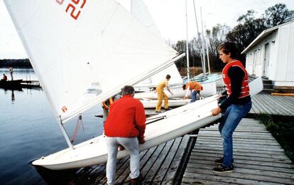 15 de octubre de 1984. El director del Lakefield College School, donde estudió don Felipe, ayuda al Príncipe a echar al flote una embarcación en el lago Katchiwana en Canadá.