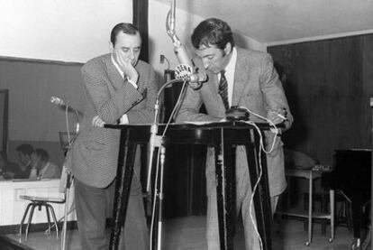 Alberto Oliveras (derecha) con Joaquín Prat, durante una emisión en 1967 de <i>Ustedes son formidables.</i>