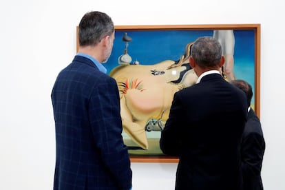 Felipe VI se reunió por primera vez con Obama en el hotel Waldorf Astoria de Nueva York tres meses después de su proclamación como Rey, con ocasión de la participación de ambos en la Asamblea General de la ONU. En la imagen, el rey y Barack Obama junto a una de las obras de Salvador Dalí.