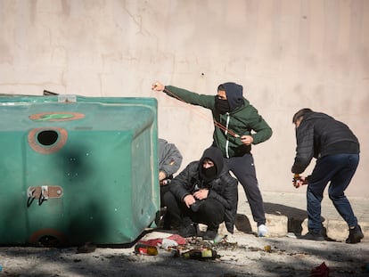 Los policías antidisturbios se han enfrentado a los manifestantes del metal la mañana de este miércoles en la barriada del Río San Pedro (Puerto Real).