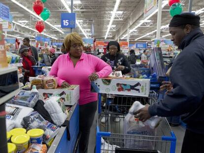 Clientes pagando en el cajero de un hipermercado de Walmart