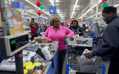 Clientes pagando en el cajero de un hipermercado de Walmart