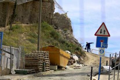 El cierre del vial del barrio de Santa Cruz de Alicante aisla al vecindario, que tiene que subir por las escalinatas.