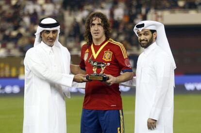 Puyol recibe un trofeo en Catar por sus 100 partidos con la Selección.