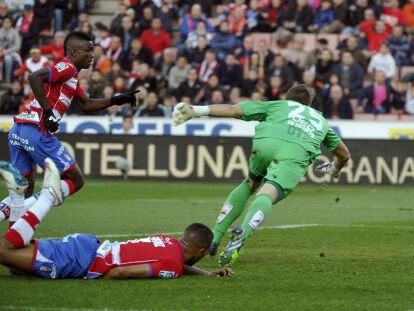 C&oacute;rdoba se dispone a hacer el gol del Granada. 