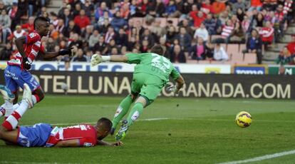 Córdoba se dispone a hacer el gol del Granada.