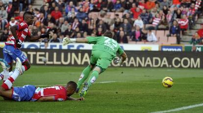 C&oacute;rdoba se dispone a hacer el gol del Granada. 