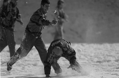 De la Peña y Guardiola, entrenador ahora del Barcelona, juegan con la nieve en 1996, cuando ambos militaban en el club azulgrana.