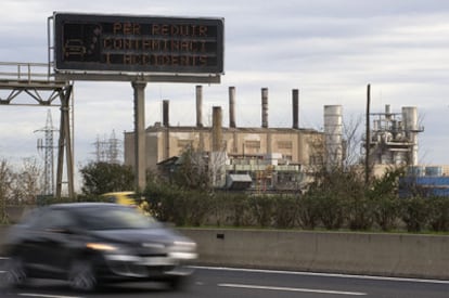 En la B-20, a su paso por el Prat de Llobregat, una señal insta a reducir la velocidad para rebajar la contaminación y los accidentes.