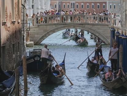Los gondoleros avanzan lentamente cerca del Puente de los Suspiros, cerca de la Plaza de San Marcos, en Venecia.