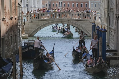 Los gondoleros avanzan lentamente cerca del Puente de los Suspiros, cerca de la Plaza de San Marcos, en Venecia.