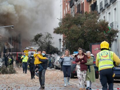 Varios vecinos de la calle de Toledo de Madrid se alejan de la zona tras la explosión.