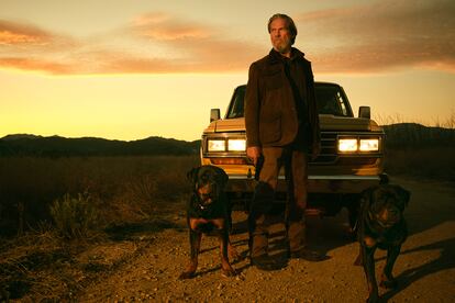 Jeff Bridges en el papel de Dan Chase con sus dos perros –que en realidad fueron seis durante el rodaje–.