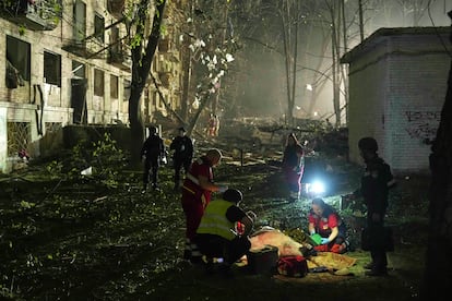 Sanitarios ucranios atienden a un hombre herido tras un ataque ruso en Kiev, este jueves. 